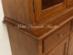 Credenza con alzata stile classico in legno massello di noce con gambe a cipolla e 2 ante a vetro